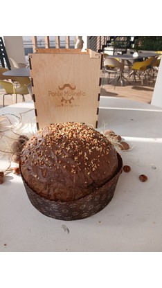 Panettone al latte di bufala alla nocciola e scrigno in legno